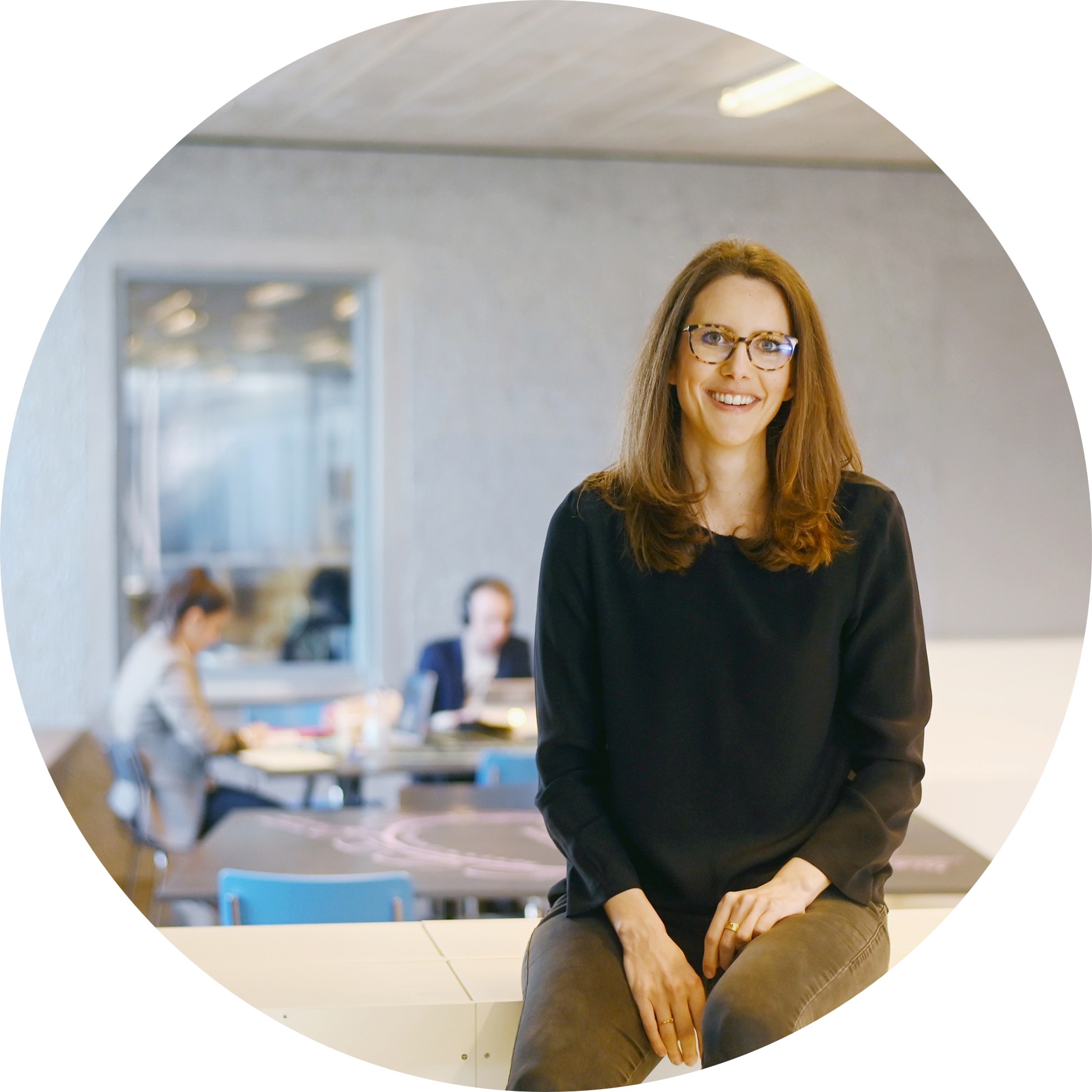 Bettina Neurohr sitzt in einem Klassenzimmer