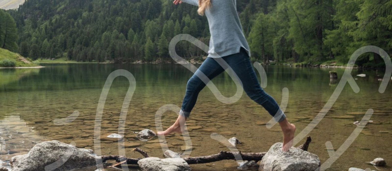 Mikrobiom der Welt: Frau springt über Steine in einem Bach, im Vordergrund eine Illustration von Mikroorganismen.